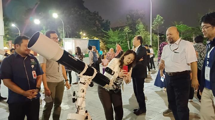 A delegation from Asia Pacific countries visits the Jakarta Planetarium